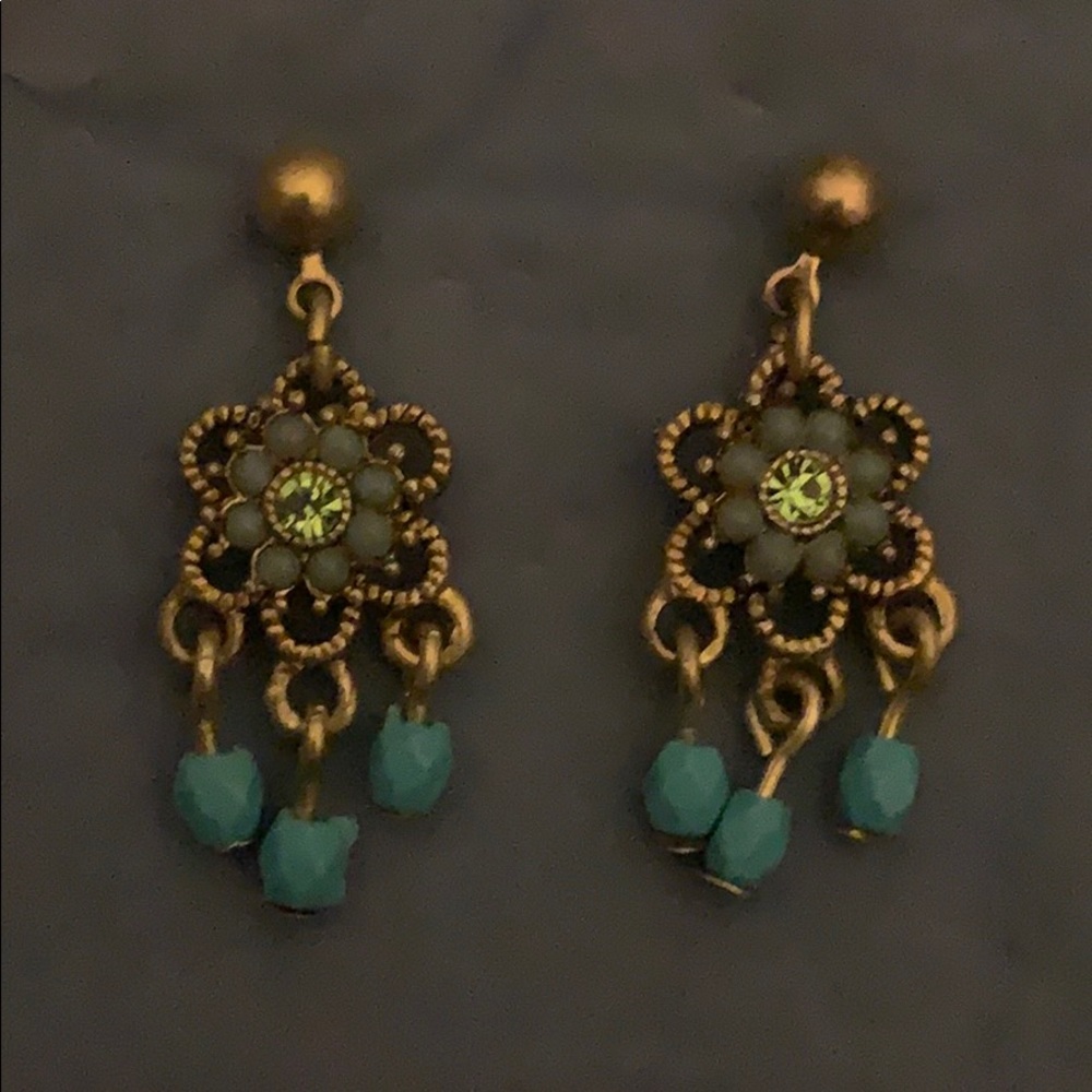 *NWOT* Beautiful Flower Dangle Earrings